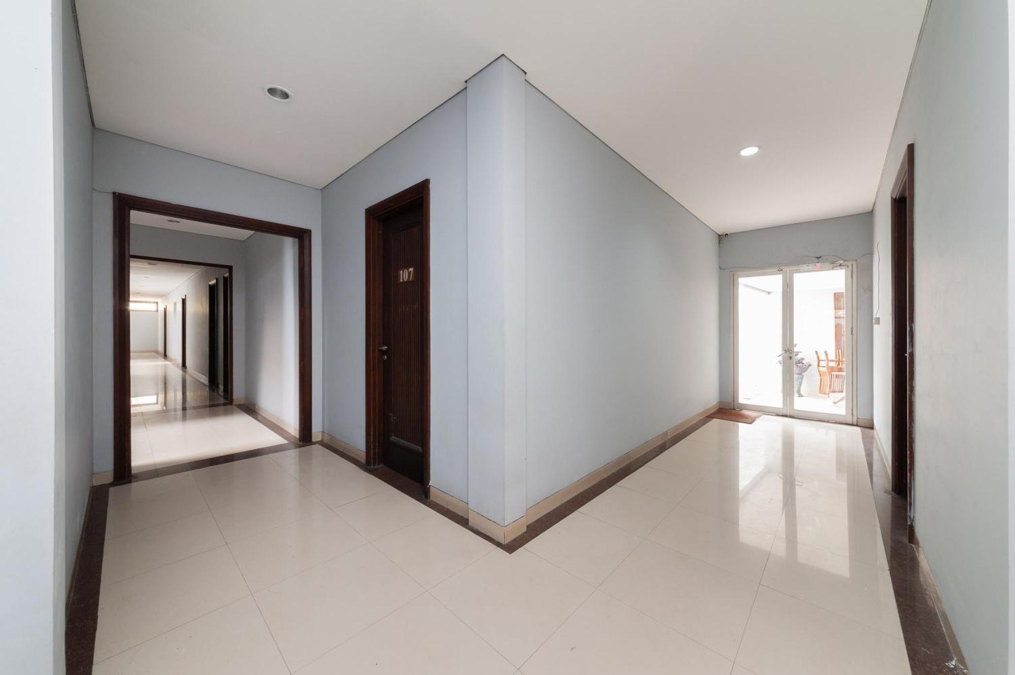ג'קרטה Reddoorz Plus Near Kelapa Dua Kebon Jeruk מראה חיצוני תמונה