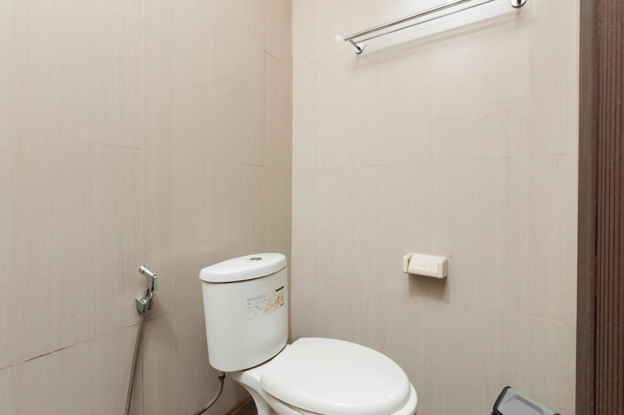 ג'קרטה Reddoorz Plus Near Kelapa Dua Kebon Jeruk מראה חיצוני תמונה