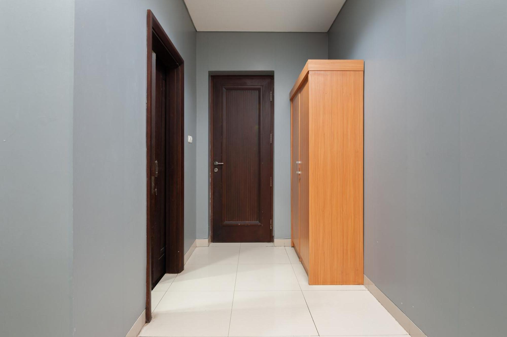 ג'קרטה Reddoorz Plus Near Kelapa Dua Kebon Jeruk מראה חיצוני תמונה
