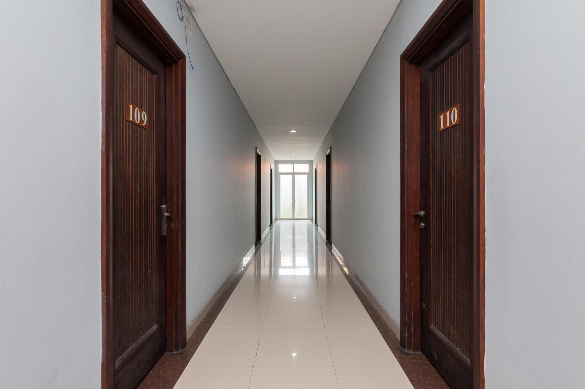 ג'קרטה Reddoorz Plus Near Kelapa Dua Kebon Jeruk מראה חיצוני תמונה