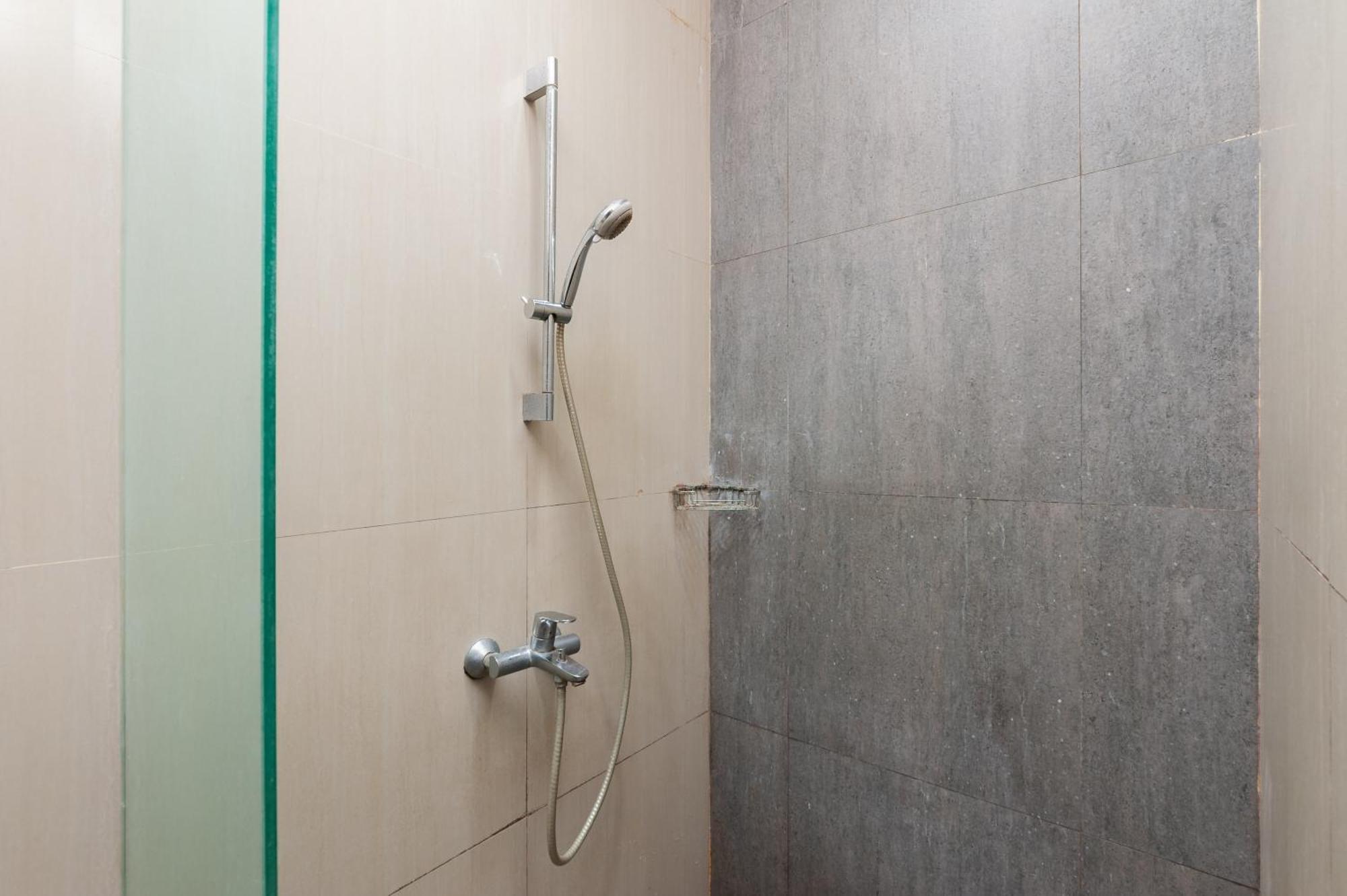 ג'קרטה Reddoorz Plus Near Kelapa Dua Kebon Jeruk מראה חיצוני תמונה