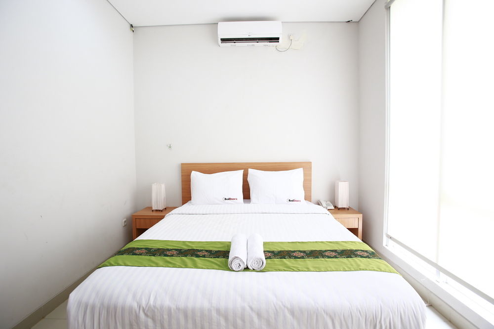ג'קרטה Reddoorz Plus Near Kelapa Dua Kebon Jeruk מראה חיצוני תמונה