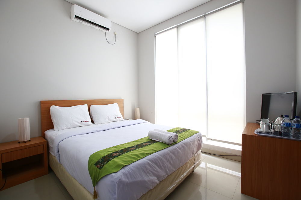 ג'קרטה Reddoorz Plus Near Kelapa Dua Kebon Jeruk מראה חיצוני תמונה