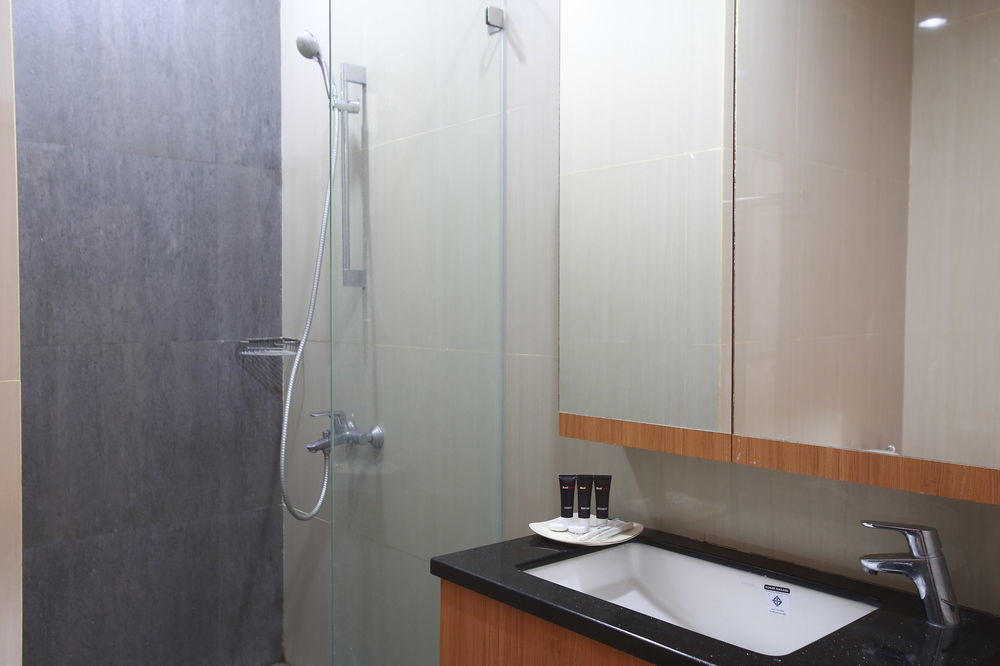 ג'קרטה Reddoorz Plus Near Kelapa Dua Kebon Jeruk מראה חיצוני תמונה