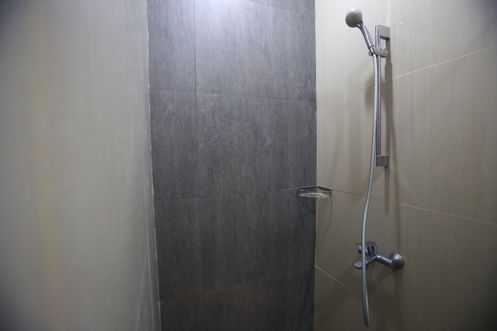 ג'קרטה Reddoorz Plus Near Kelapa Dua Kebon Jeruk מראה חיצוני תמונה