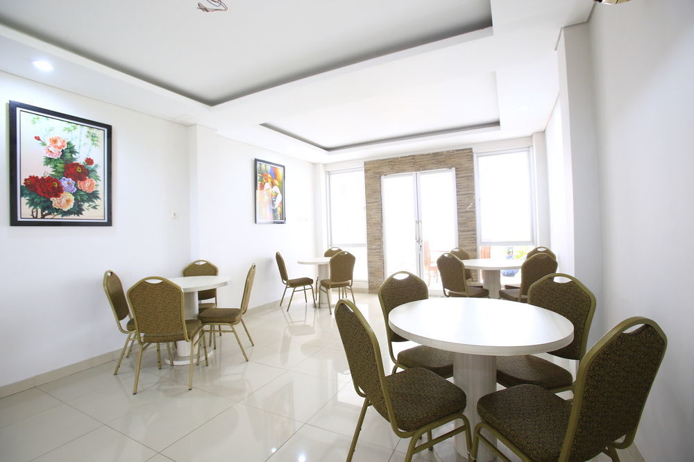 ג'קרטה Reddoorz Plus Near Kelapa Dua Kebon Jeruk מראה חיצוני תמונה