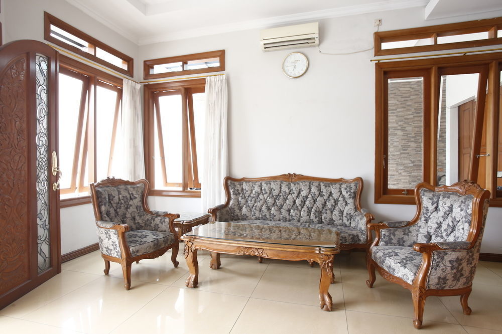 ג'קרטה Reddoorz Plus Near Kelapa Dua Kebon Jeruk מראה חיצוני תמונה