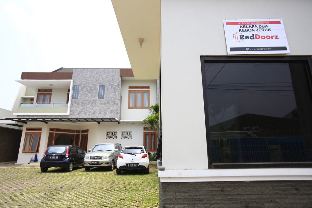 ג'קרטה Reddoorz Plus Near Kelapa Dua Kebon Jeruk מראה חיצוני תמונה