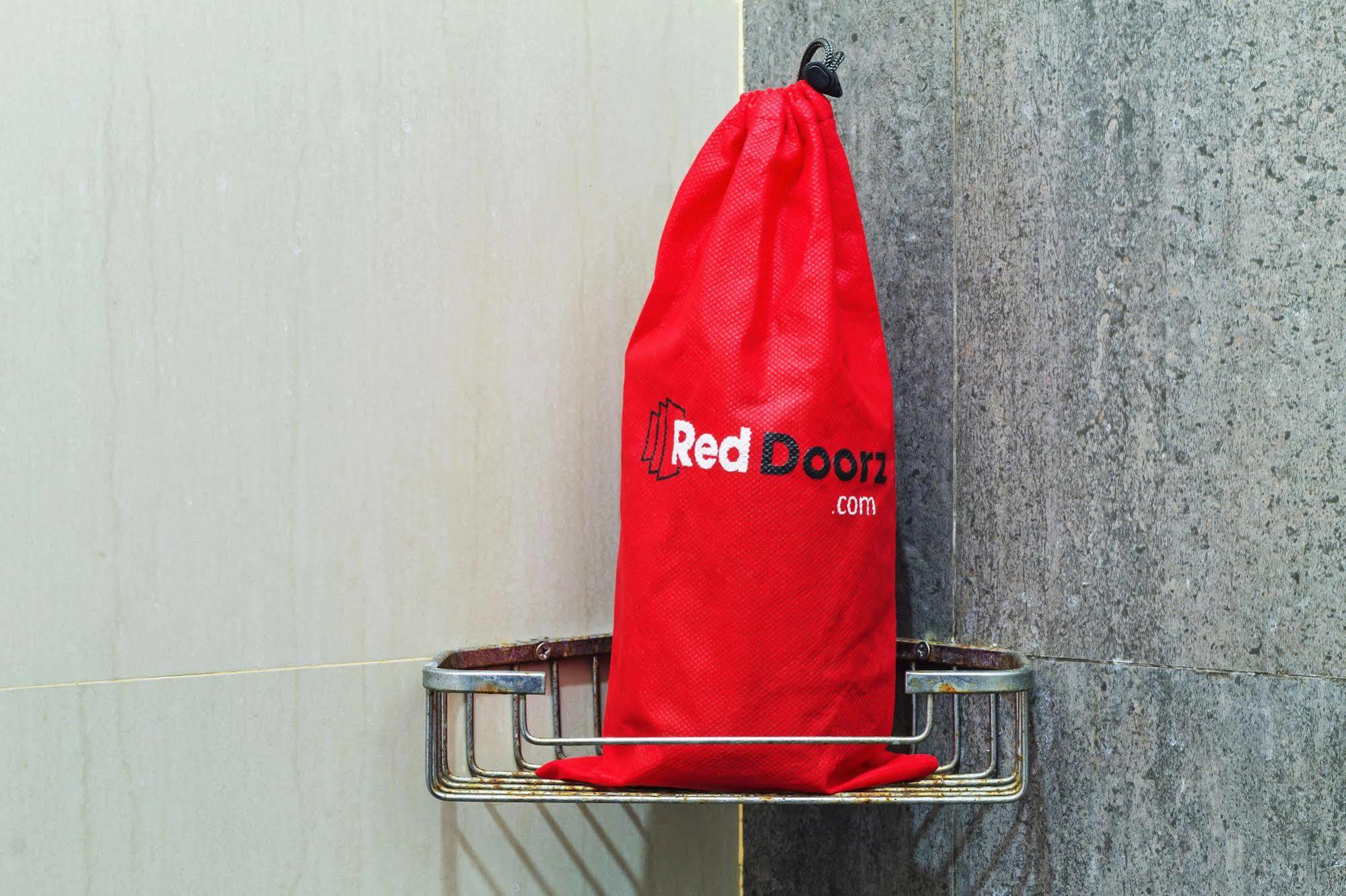 ג'קרטה Reddoorz Plus Near Kelapa Dua Kebon Jeruk מראה חיצוני תמונה