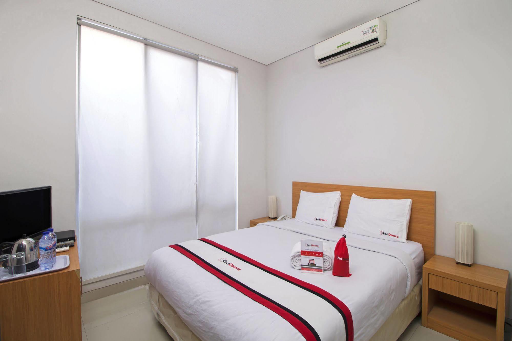 ג'קרטה Reddoorz Plus Near Kelapa Dua Kebon Jeruk מראה חיצוני תמונה