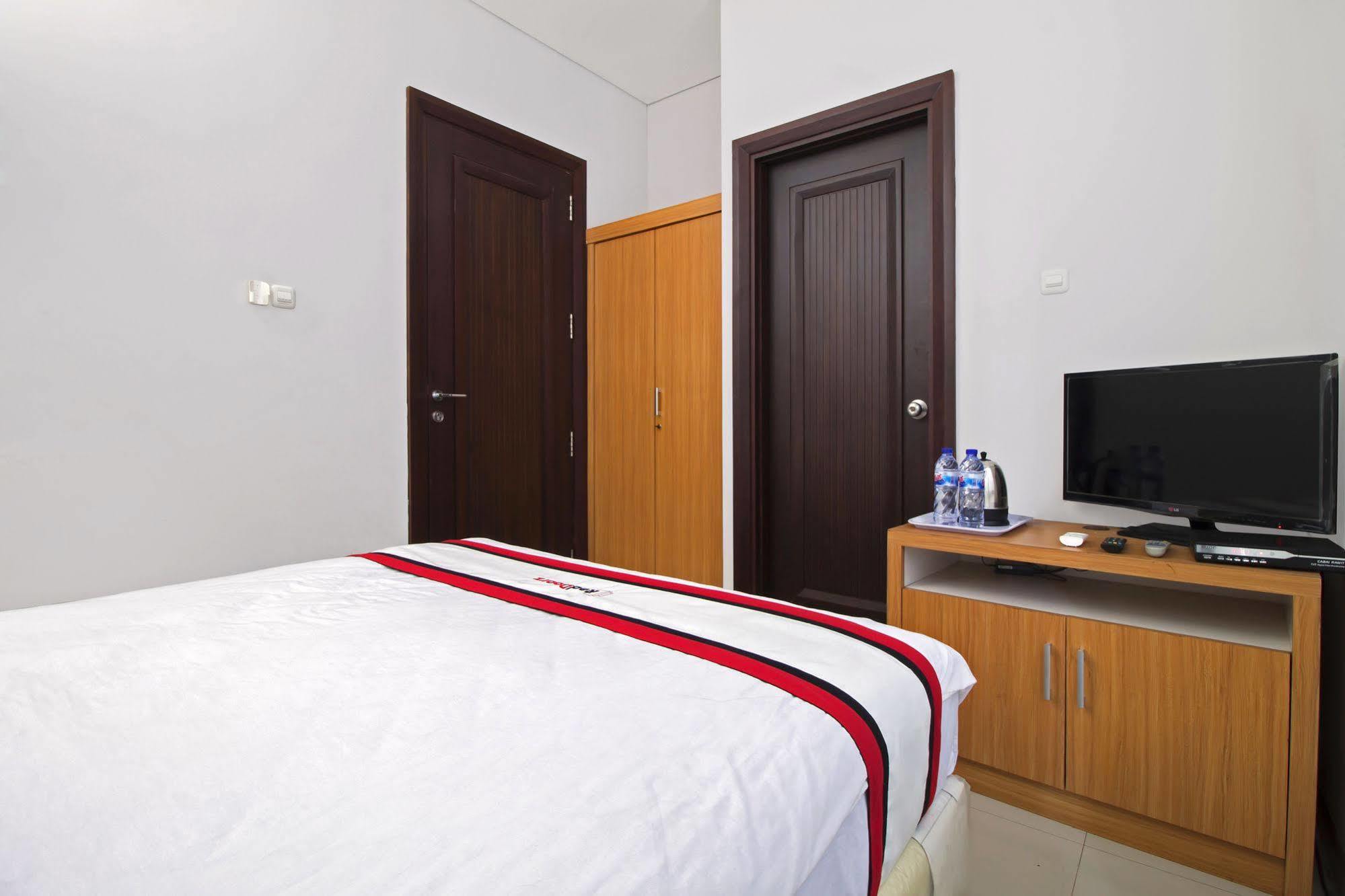 ג'קרטה Reddoorz Plus Near Kelapa Dua Kebon Jeruk מראה חיצוני תמונה