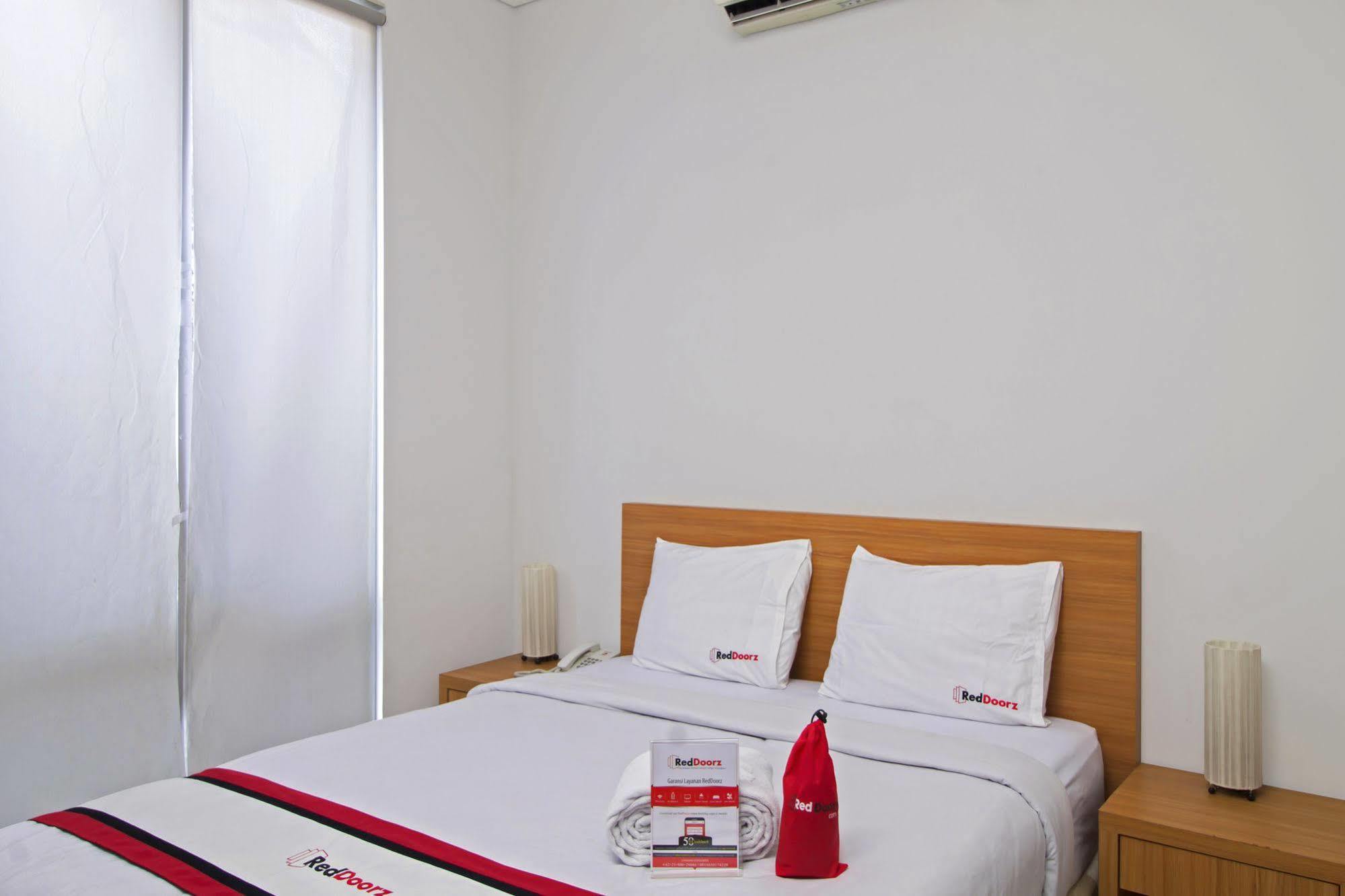 ג'קרטה Reddoorz Plus Near Kelapa Dua Kebon Jeruk מראה חיצוני תמונה