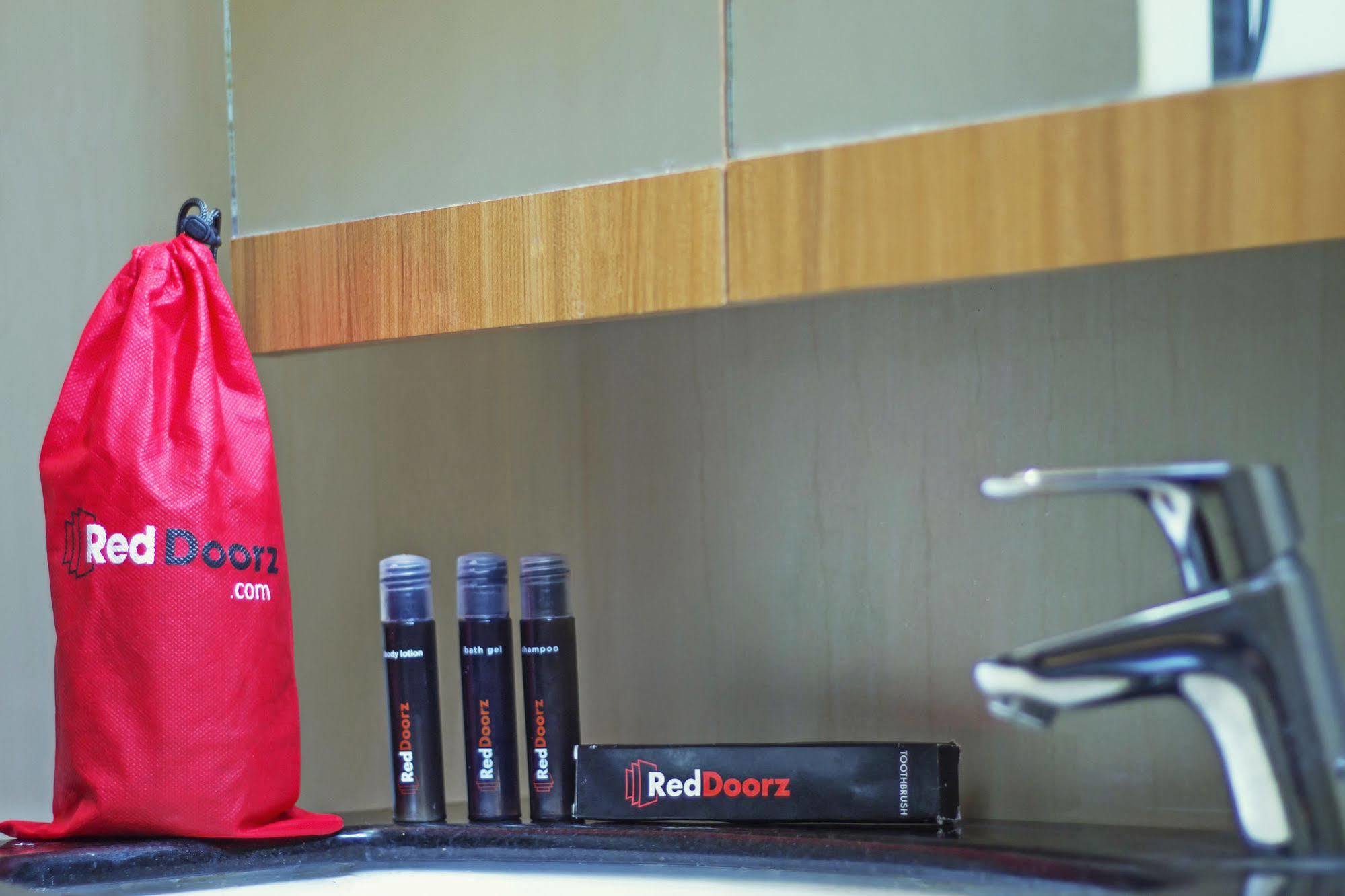 ג'קרטה Reddoorz Plus Near Kelapa Dua Kebon Jeruk מראה חיצוני תמונה