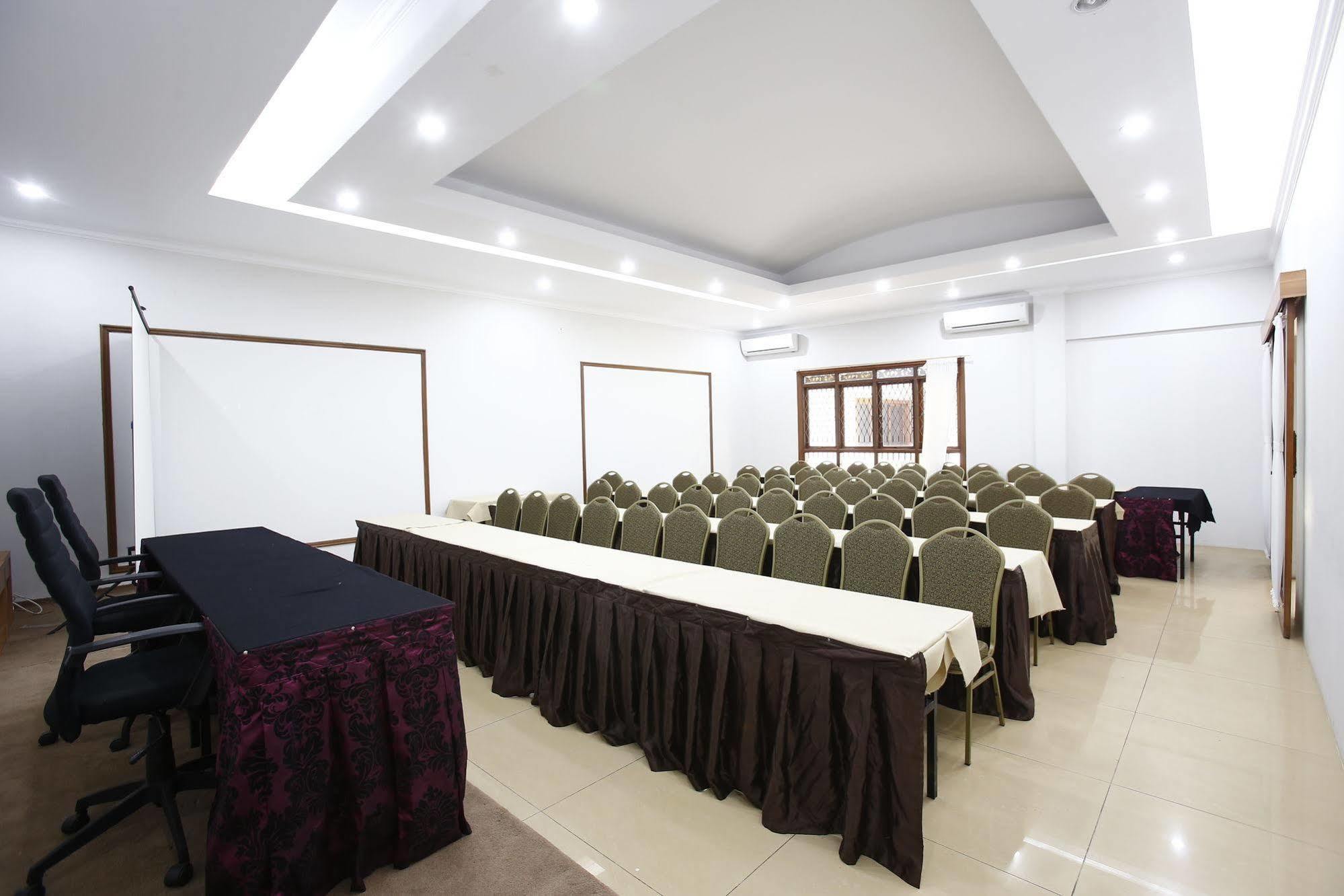 ג'קרטה Reddoorz Plus Near Kelapa Dua Kebon Jeruk מראה חיצוני תמונה